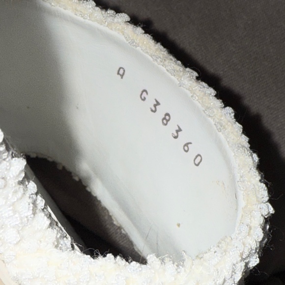 White Chanel slides w pearl accent - Picture 7 of 9